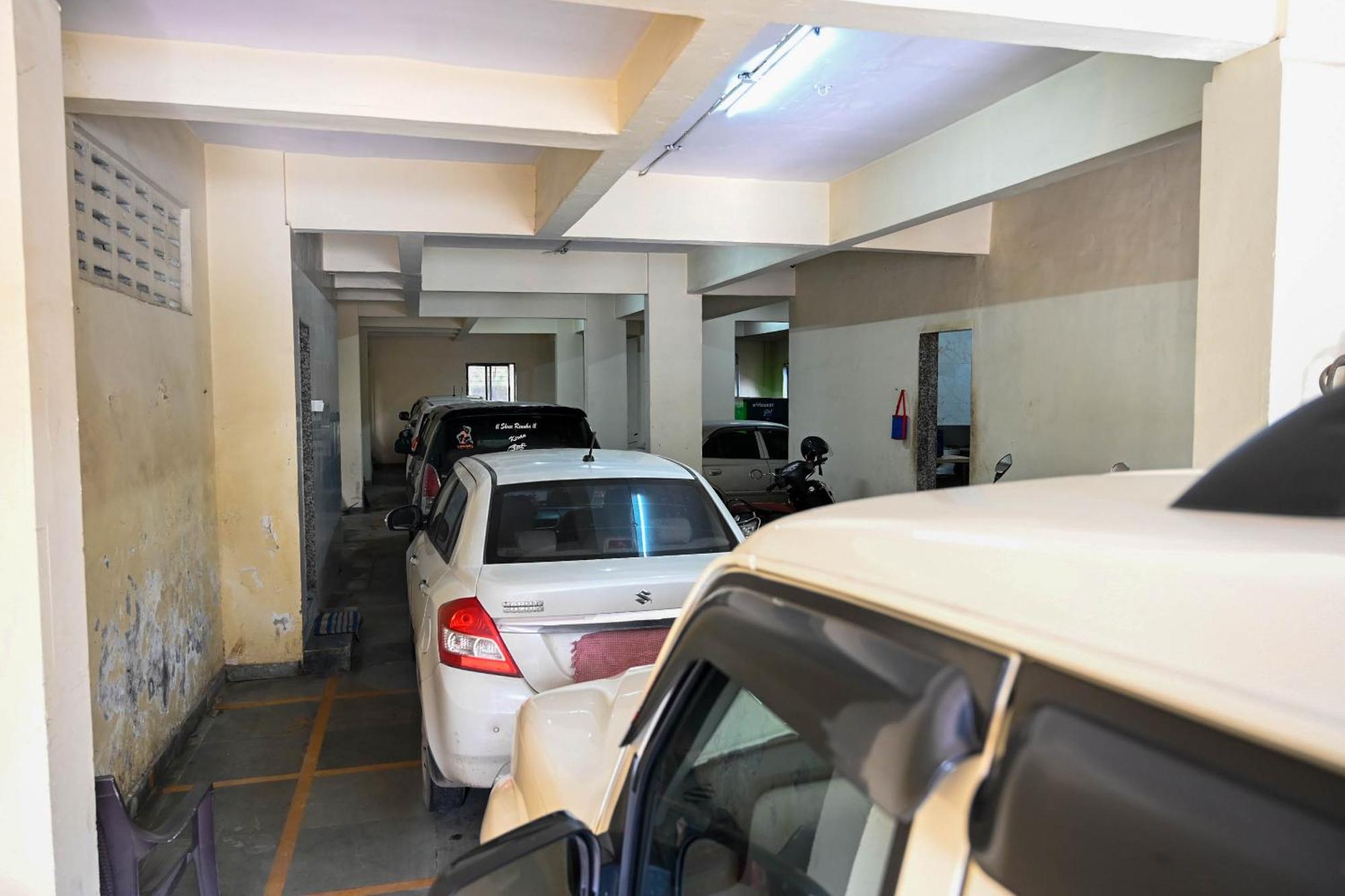 Adiraj Residency Hotell Navi Mumbai Exteriör bild