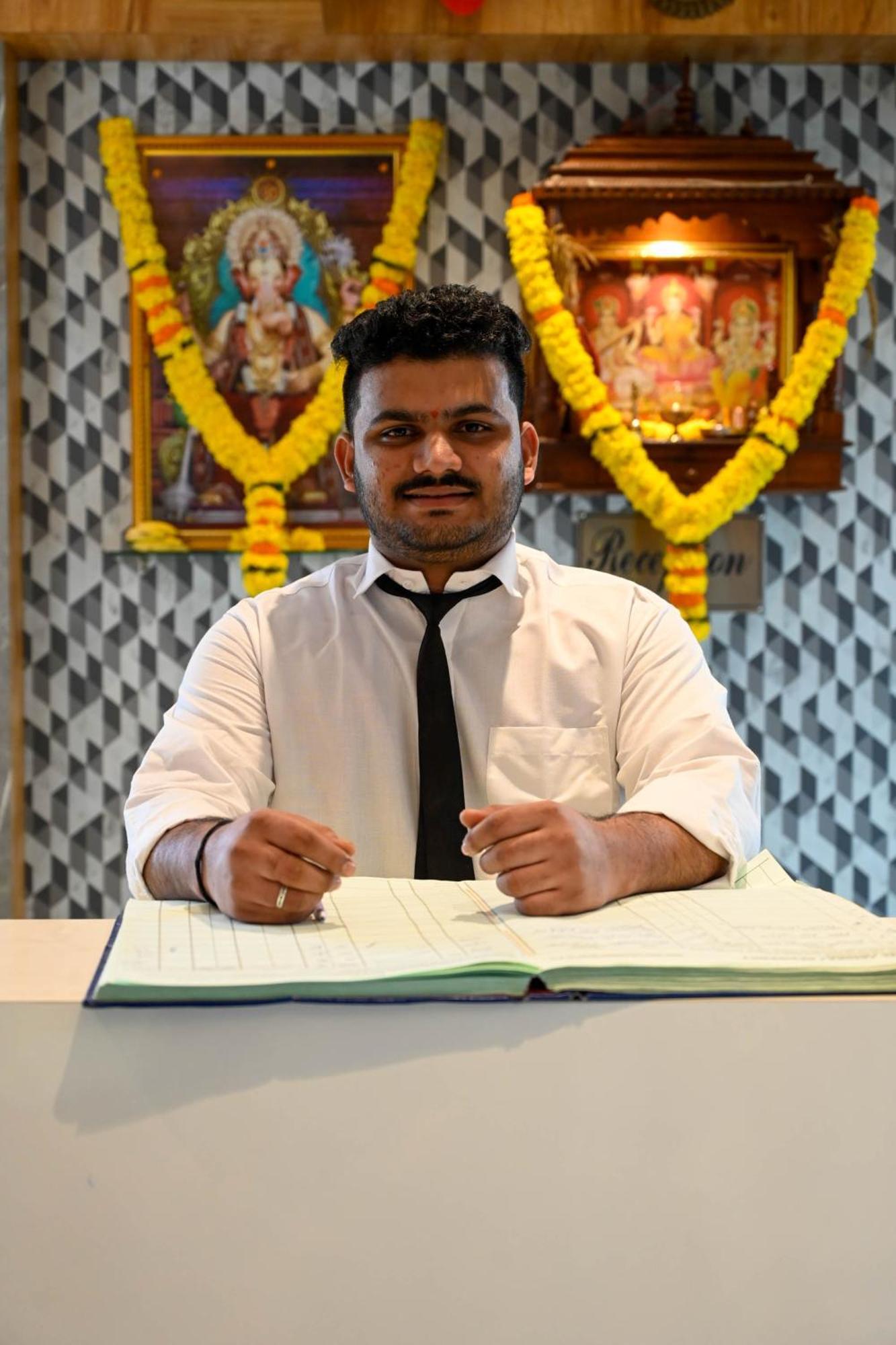 Adiraj Residency Hotell Navi Mumbai Exteriör bild