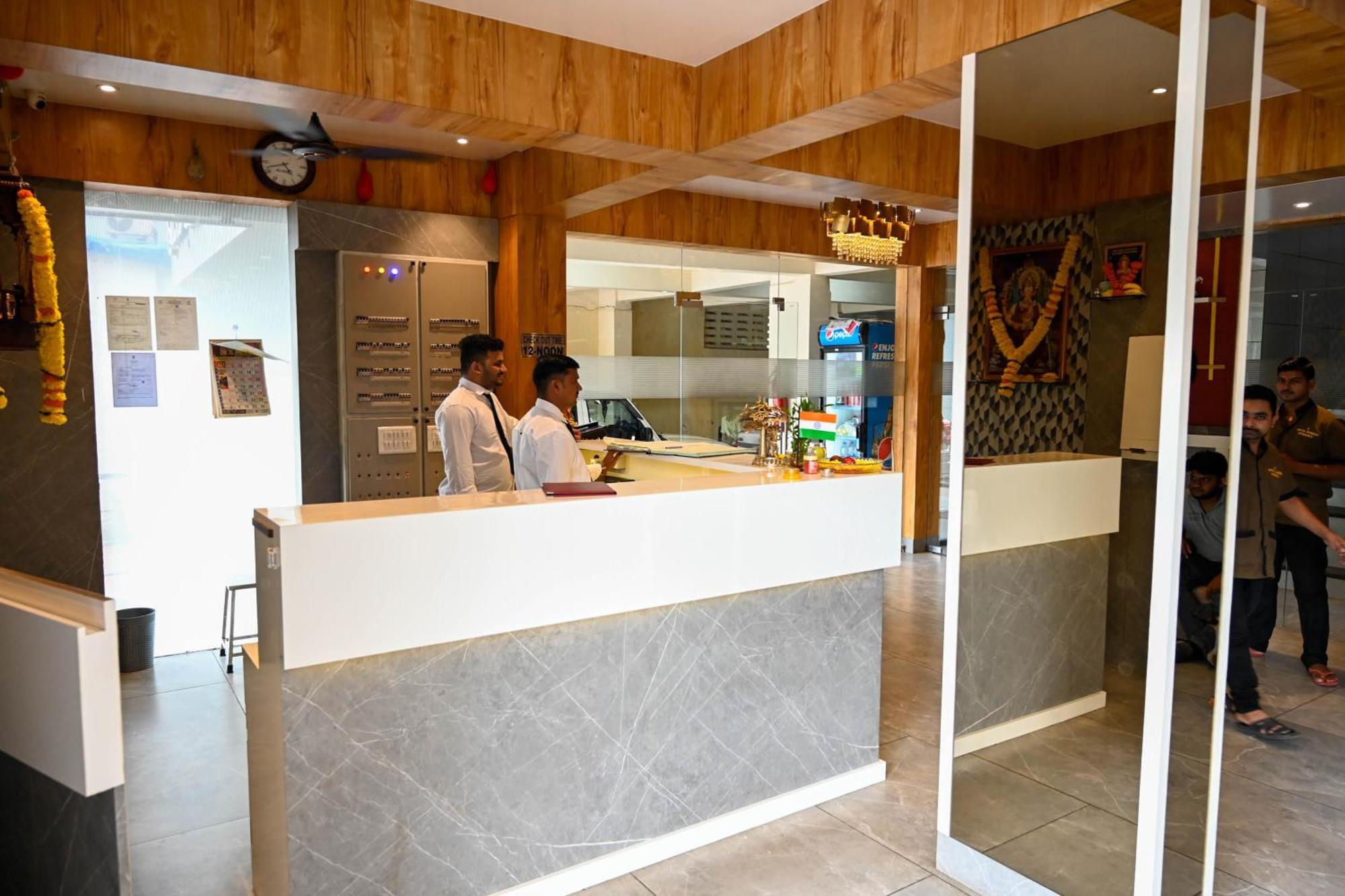 Adiraj Residency Hotell Navi Mumbai Exteriör bild