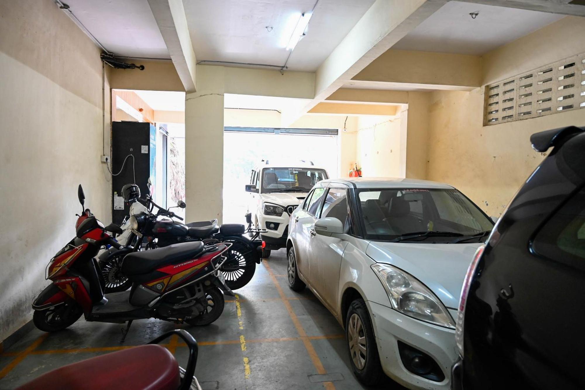 Adiraj Residency Hotell Navi Mumbai Exteriör bild